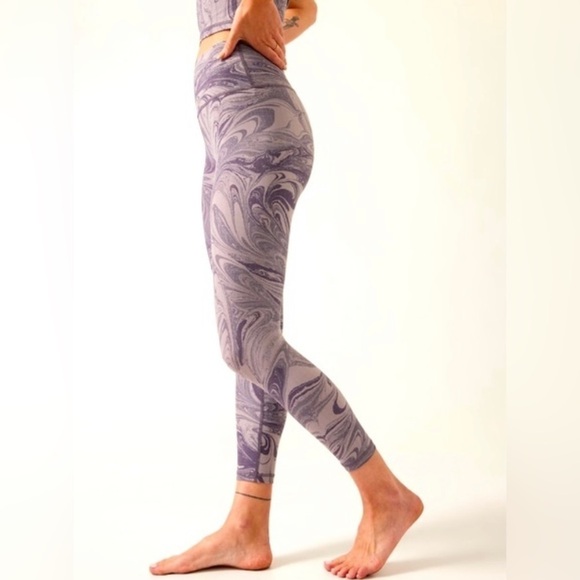 ✨NEW WITH TAGS! Athleta Transcend 7/8 Tight in Marble Violet. - Picture 2 of 8